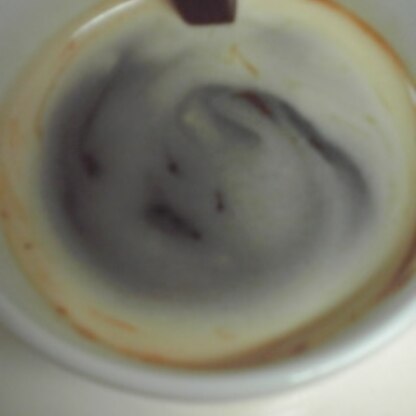細長いチョコをカップに入れて写真撮ろうとしたら　すぐに溶けて沈む瞬間の写真に・・なのでカップが汚れていてスイマセン。ブラックのコーヒーにピッタリでした♪